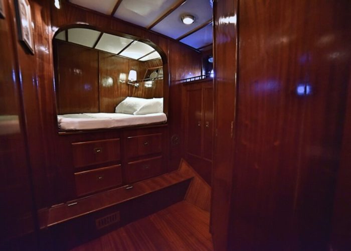 Classic Motor Yacht Entrancer Single Cabin