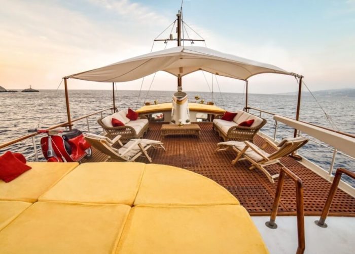 Classic Motor Yacht Entrancer Sundeck