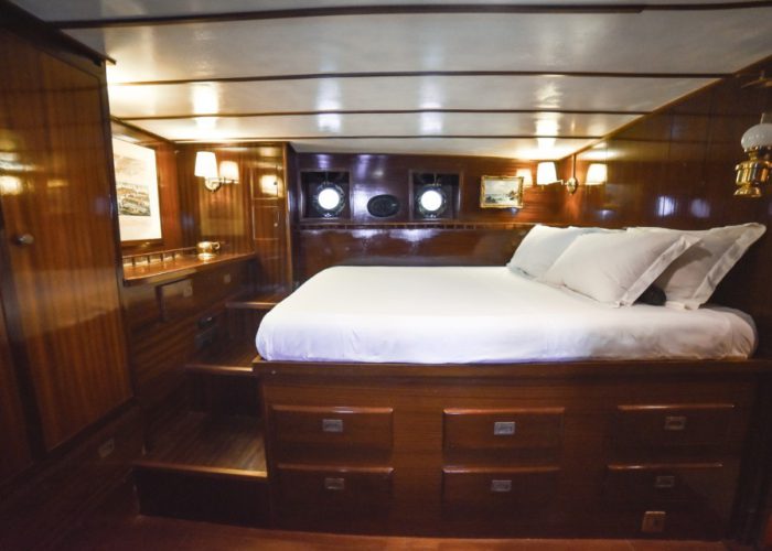 Motor Yacht Entrancer cabin