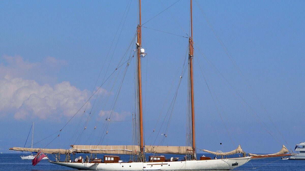 sailing yacht invader profile