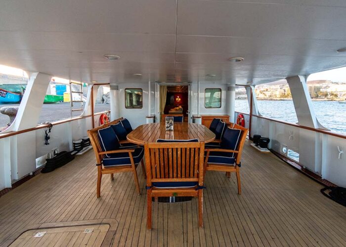 classic motor yacht chantal sundeck alresco dining2.jpg