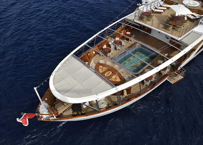 classic motor yacht christina o external 4.jpg