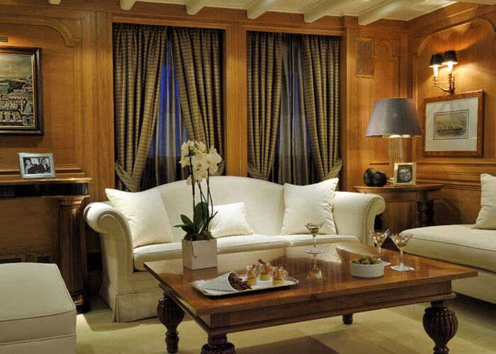 classic motor yacht christina o interior lounge.jpg