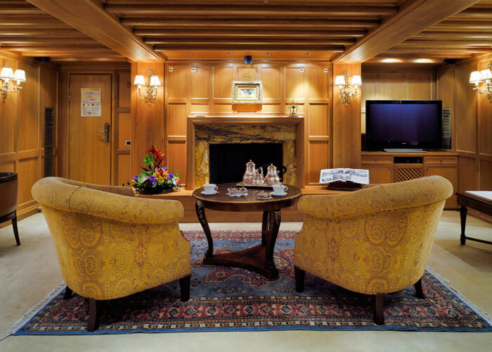 classic motor yacht christina o suite.jpg