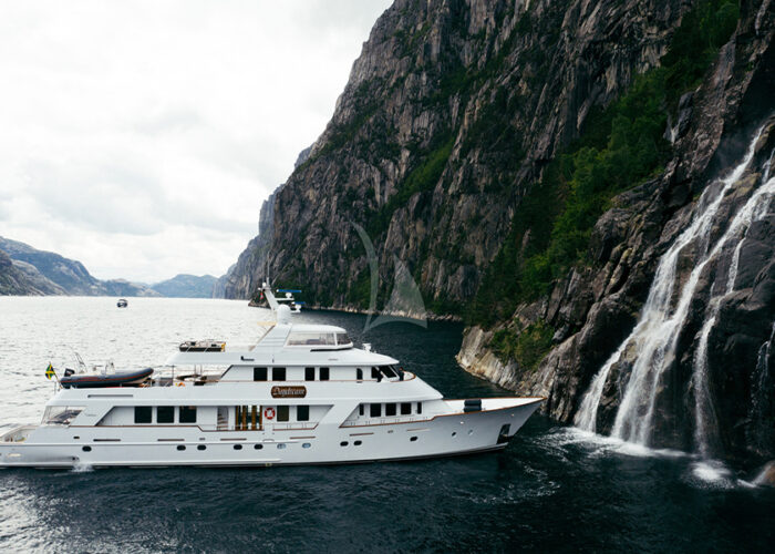 classic motor yacht daydream external side profile.jpg