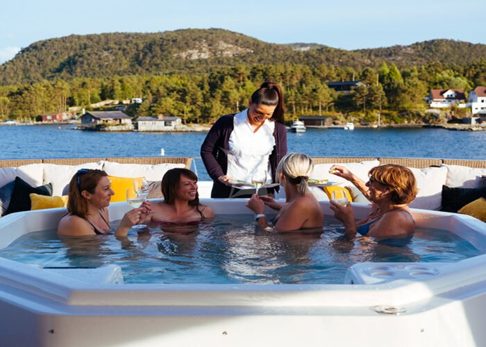 classic motor yacht daydream jacuzzi.jpg