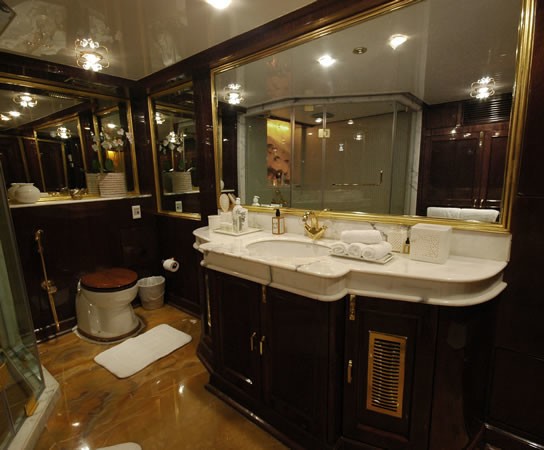 classic motor yacht kalizma master bathroom.jpg