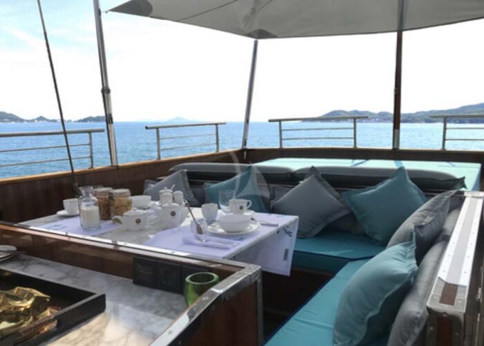 classic motor yacht kalizma sunsdeck seating.jpg