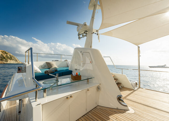 classic-motor-yacht monara sundeck3.jpg