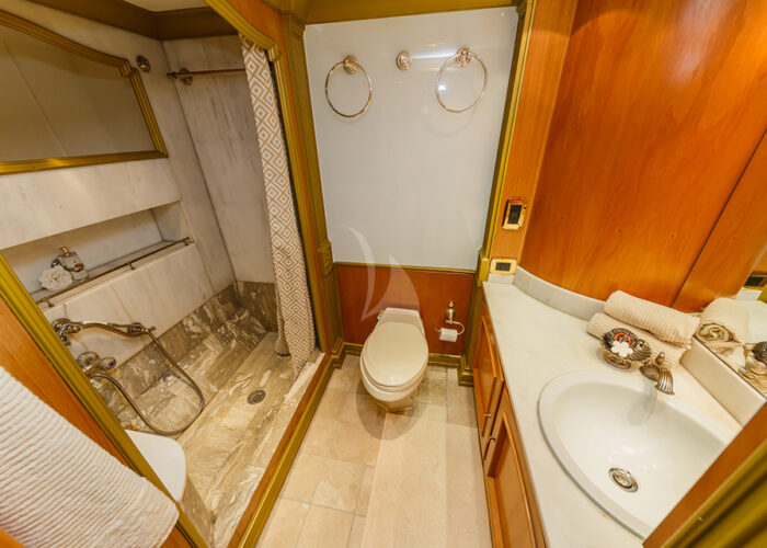 classic motor yacht to je to interior powder room.jpg