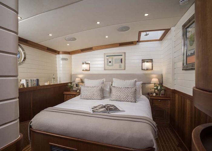 classic sailing yacht alexofloflondon vipguest cabin.jpg