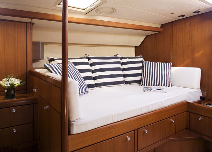 classic-sailing-yacht-cylosII-cabin-guest.jpg