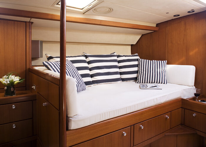 classic-sailing-yacht-cylosII-cabin-guest.jpg