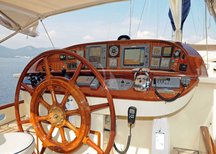 classic sailing yacht ofelia bridge.jpg