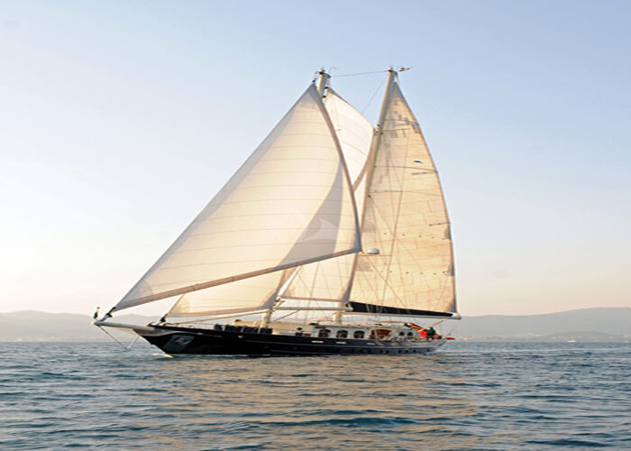 classic sailing yacht ofelia external side profile.jpg
