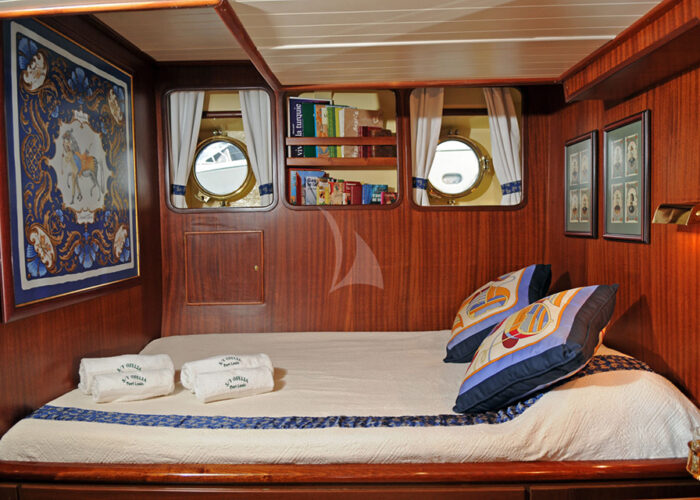 classic sailing yacht ofelia interior cabin.jpg