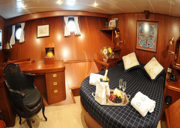 classic sailing yacht ofelia interior master bedroom2.jpg