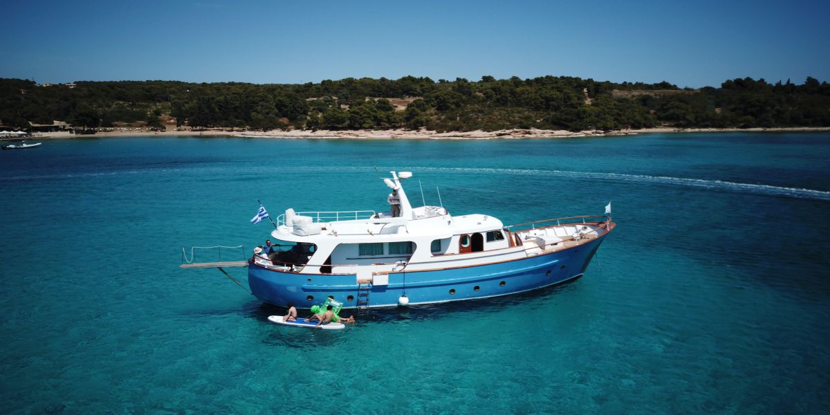 Kallista at anchor