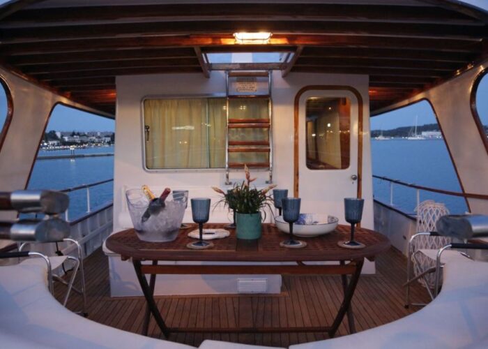 Kallista aft seating and dining