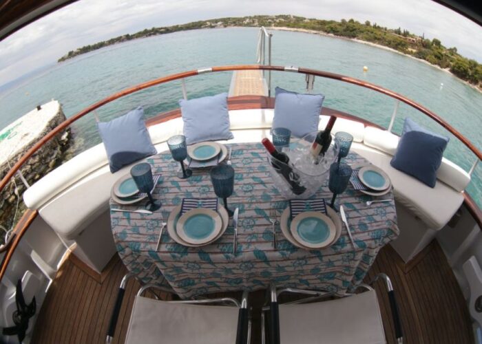 Kallista aft deck dining