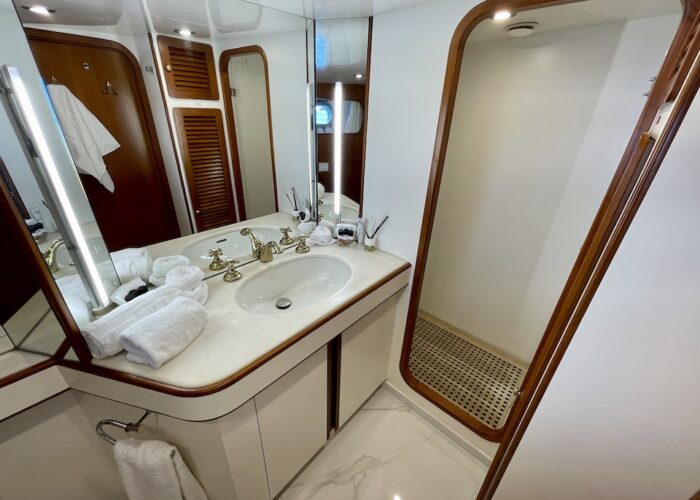 Twin 1 ensuite shower