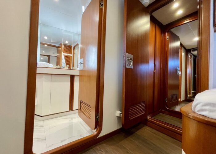 twin 1 shower and entrance
