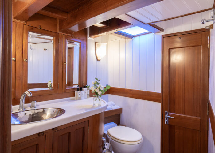 SY Aello Master Cabin en suite bathroom