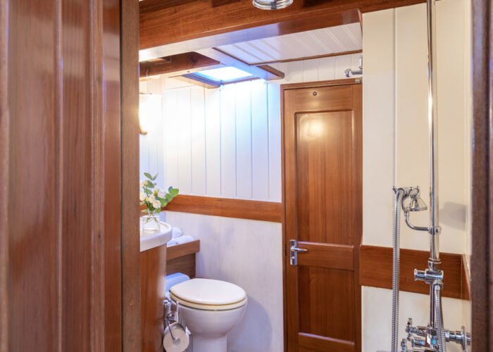 SY Aello Master Cabin en suite bathroom