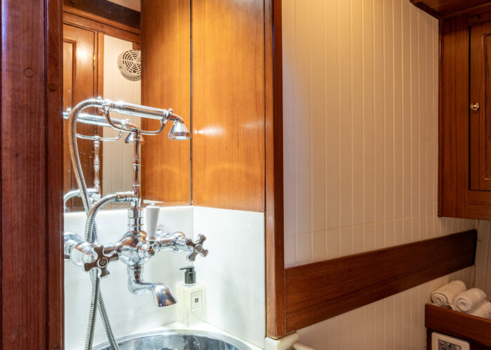 SY Aello starboard bathroom